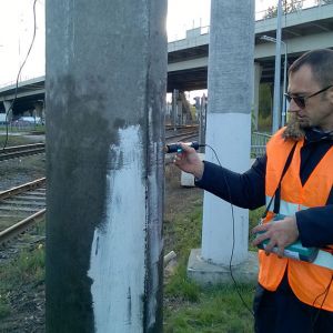 Corrosion potential measurement on railway poles with rod electrode